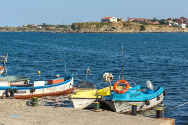 Tsarevo, Bulgaristan - 3 Temmuz 2013: Eski tekne Tsarevo şehir, Burgaz bölge bağlantı noktasında