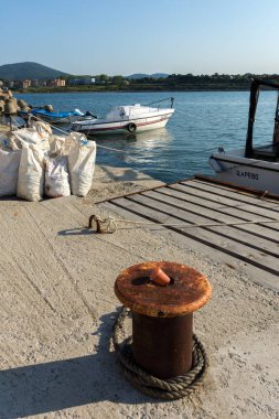 Tsarevo, Bulgaristan - 3 Temmuz 2013: Eski tekne Tsarevo şehir, Burgaz bölge bağlantı noktasında