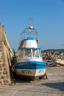Tsarevo, Bulgaristan - 3 Temmuz 2013: Eski tekne Tsarevo kasaba bağlantı noktasında