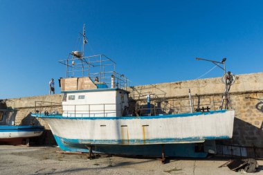 Tsarevo, Bulgaristan - 3 Temmuz 2013: Tsarevo bağlantı noktası şehir, eski bir tekne
