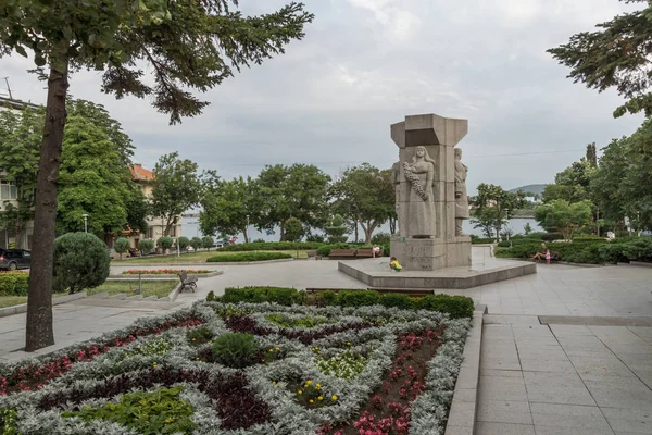 TSAREVO, BULGARIA - 28 de junio de 2013: Parque con Flores en la ciudad de Tsarevo — Foto de Stock