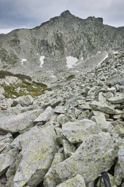 Bulutlar üzerinde Rocky, yatay Peaks'e Pirin Dağı
