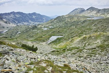 Bulutlar üzerinde Rocky, yatay Peaks'e Pirin Dağı
