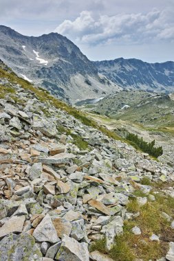 Bulutlar üzerinde Rocky, yatay Peaks'e Pirin Dağı