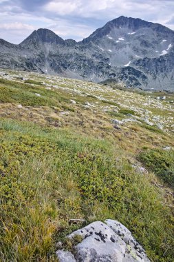 Muhteşem manzara Kamenitsa tepe ve Tevno Gölü, Pirin Dağı
