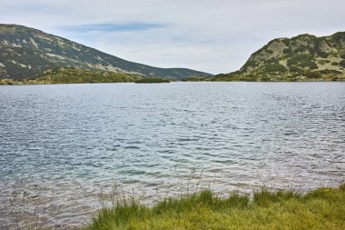 Şaşırtıcı görünümü temiz suların Popovo göl, Pirin Dağı