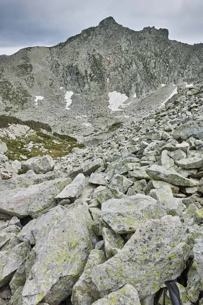 Krajobraz z chmury nad skalistych szczytów w góry Pirin — Zdjęcie stockowe