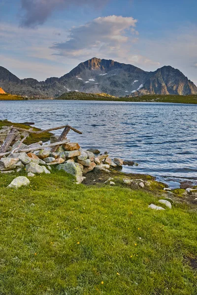 Fantastisk solnedgång över Tevno Lake och Kamenitsa peak, Pirin berget — Stockfoto