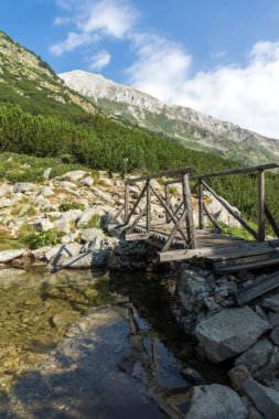 nehir, Pirin Dağı üzerinde ahşap köprü