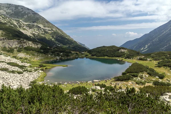 Panorámás kilátás nyílik a Muratovo-tó, a Pirin-hegység — Stock Fotó