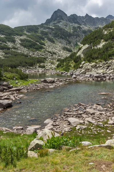 Pemandangan luar biasa dari puncak Rocky dan danau Muratovo Atas, Pirin Mountain — Stok Foto