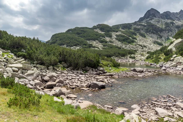Fantastisk utsikt over Rocky-toppene og innsjøen Upper Muratovo, Pirin Mountain – stockfoto