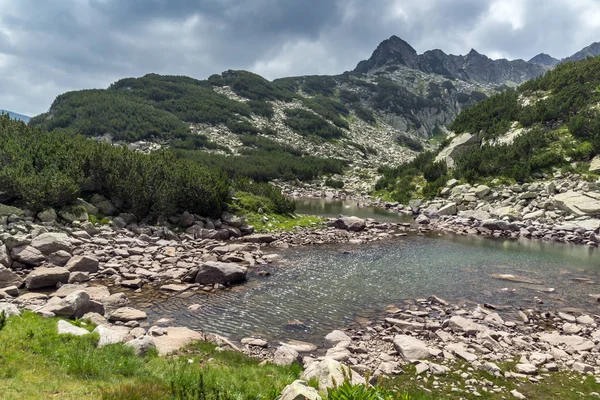 Pemandangan luar biasa dari puncak Rocky dan danau Muratovo Atas, Pirin Mountain — Stok Foto