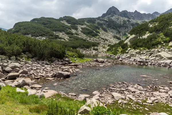 Pemandangan luar biasa dari puncak Rocky dan danau Muratovo Atas, Pirin Mountain — Stok Foto