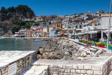Parga, Yunanistan 17 Temmuz 2014: Muhteşem panoramik şehir Parga, Yunanistan
