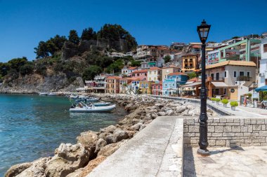 Parga, Yunanistan 17 Temmuz 2014: Muhteşem panoramik şehir Parga, Yunanistan