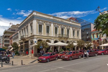 Patras, Yunanistan 28 Mayıs 2015: Patras tipik sokakta