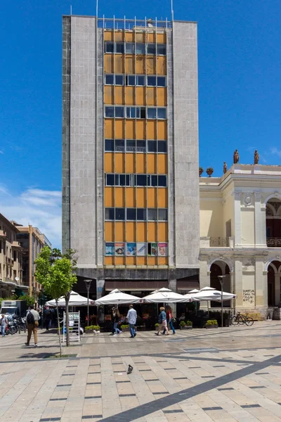 PATRAS, GRECIA 28 DE MAYO DE 2015: Vista panorámica de la Plaza Rey Jorge I en Patras — Foto de Stock
