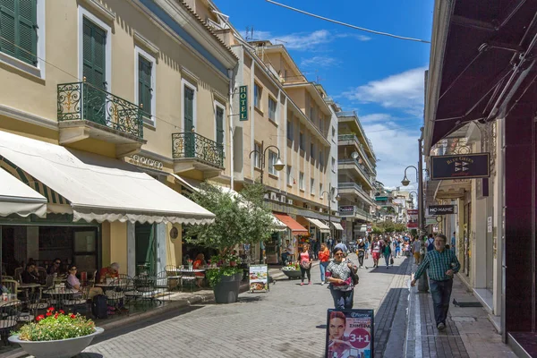 Patras, Yunanistan 28 Mayıs 2015: Patras tipik sokakta