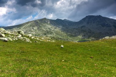 Spanopolski Kınalı tepe, Pirin Dağı üzerinde kara bulutlar