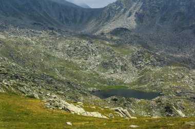 Spanopolski Kınalı tepe, Pirin Dağı üzerinde kara bulutlar