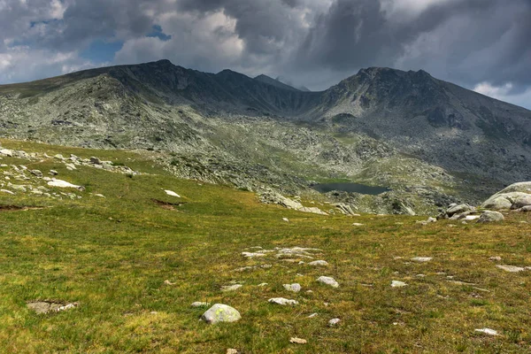 Mörka moln över Spanopolski berghöna peak, Pirin berget — Stockfoto