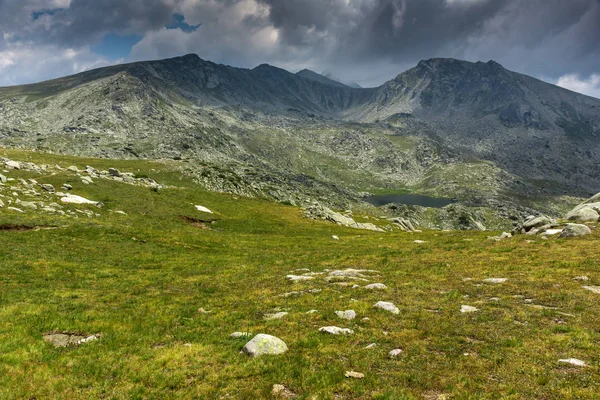 Nuages sombres sur le sommet du chukar Spanopolski, montagne Pirin — Photo