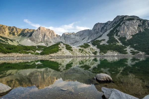 Refleksi Puncak Sinanitsa di danau, Gunung Pirin — Stok Foto