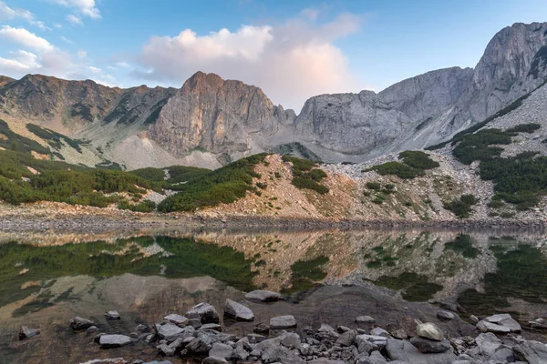 Refleksi Puncak Sinanitsa di danau, Gunung Pirin — Stok Foto