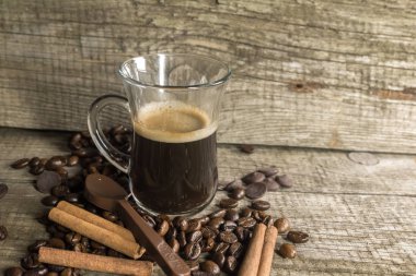 Tarçın, kupa ve kahve tanesi