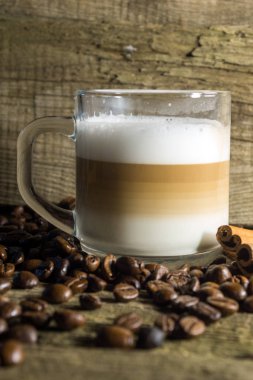 Fincan kapuçino ve kahve tanesi 