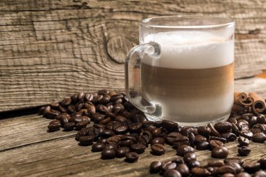 Fincan kapuçino ve kahve tanesi