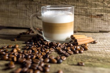 Fincan kapuçino ve kahve tanesi