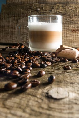 Fincan kapuçino ve kahve tanesi