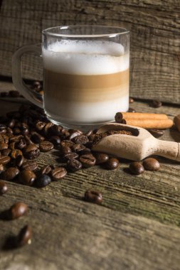 Fincan kapuçino ve kahve tanesi