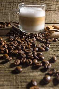 Fincan kapuçino ve kahve tanesi