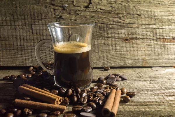 Canela, taza y grano de café — Foto de Stock