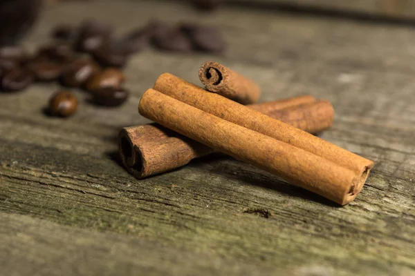 Cinnamon sticks with coffee grains — Stock Photo, Image