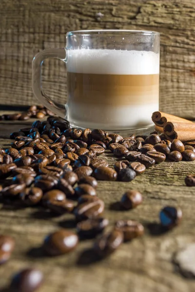 Fincan kapuçino ve kahve tanesi