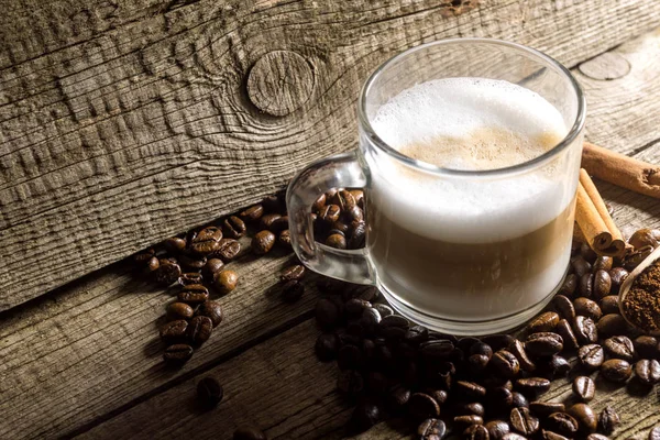 カプチーノ、コーヒーの粒のカップ — ストック写真