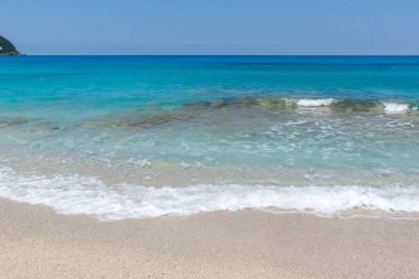 Panoramik Agios Ioanis Beach mavi suları, Lefkada