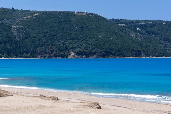 Панорамним видом на пляж Girapetra з блакитними водами, острові Lefkada — стокове фото