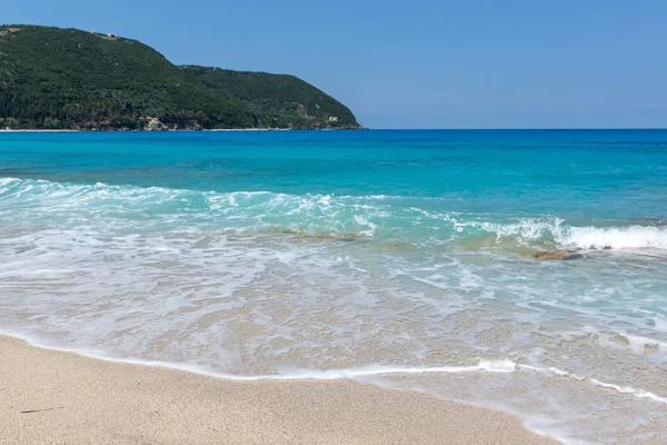 Panoramisch uitzicht van Agios Ioanis strand met blauw water, Lefkada — Stockfoto