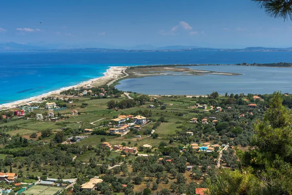 Vista panorámica de la playa de Agios Ioanis con aguas azules, Lefkada, Islas Jónicas — Foto de Stock