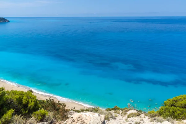 Vista panoramica sulla spiaggia di Kokkinos Vrachos con acque blu, Lefkada — Foto Stock