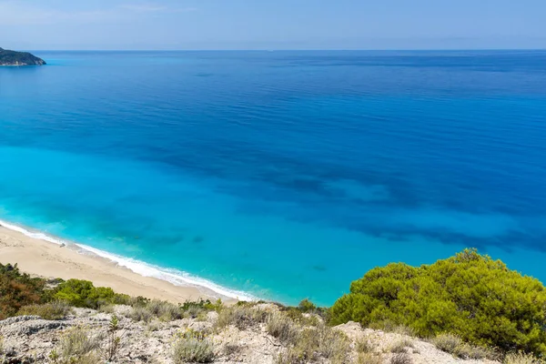 Vista panoramica sulla spiaggia di Kokkinos Vrachos con acque blu, Lefkada — Foto Stock