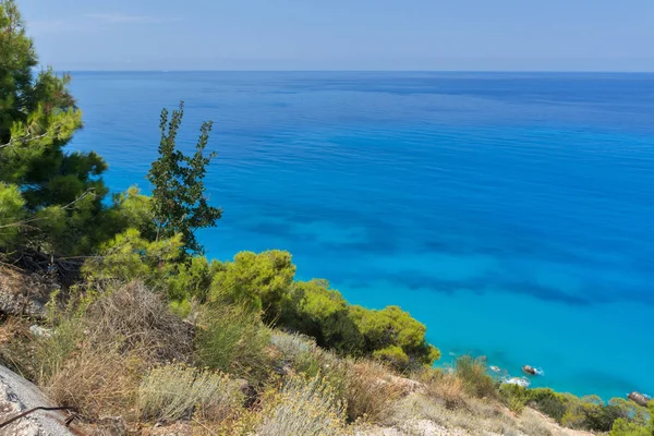 Vista panoramica sulla spiaggia di Kokkinos Vrachos con acque blu, Lefkada — Foto Stock