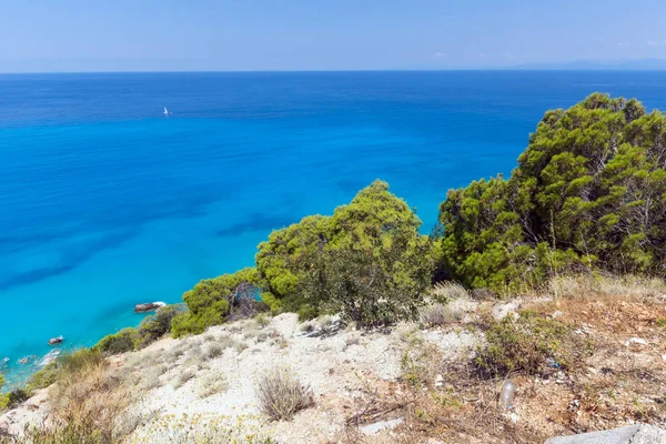 Vista panoramica sulla spiaggia di Kokkinos Vrachos con acque blu — Foto Stock