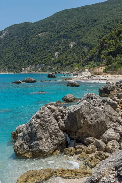 Panoramisch uitzicht van Agios Nikitas strand met blauw water, Lefkada — Stockfoto