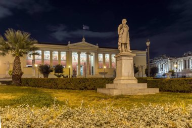 Gece manzarasına Atina Üniversitesi